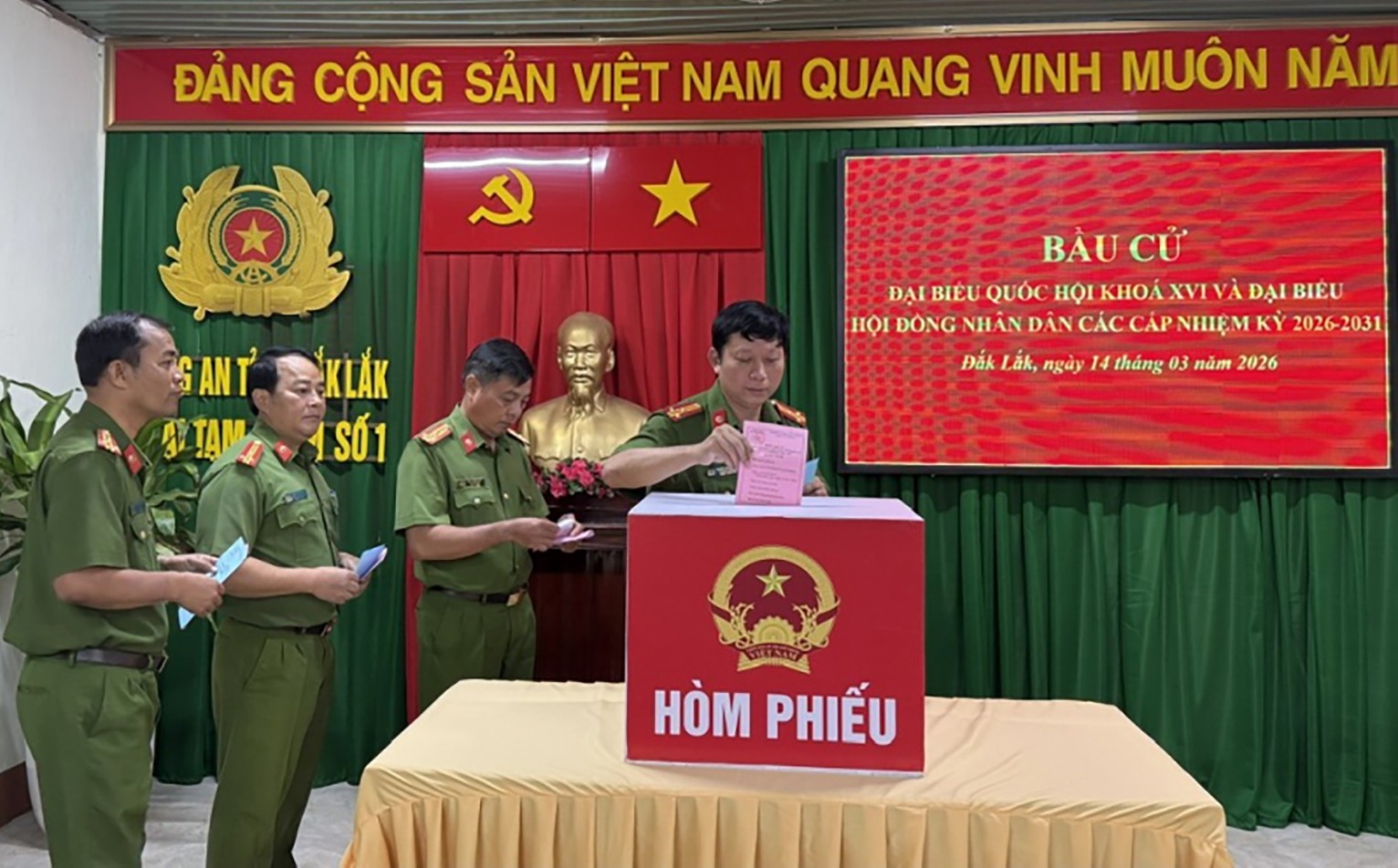 can-bo-chien-si-trai-tam-giam-so-1-ca-tinh-dak-lak-bo-phieu-1773487560.jpg
