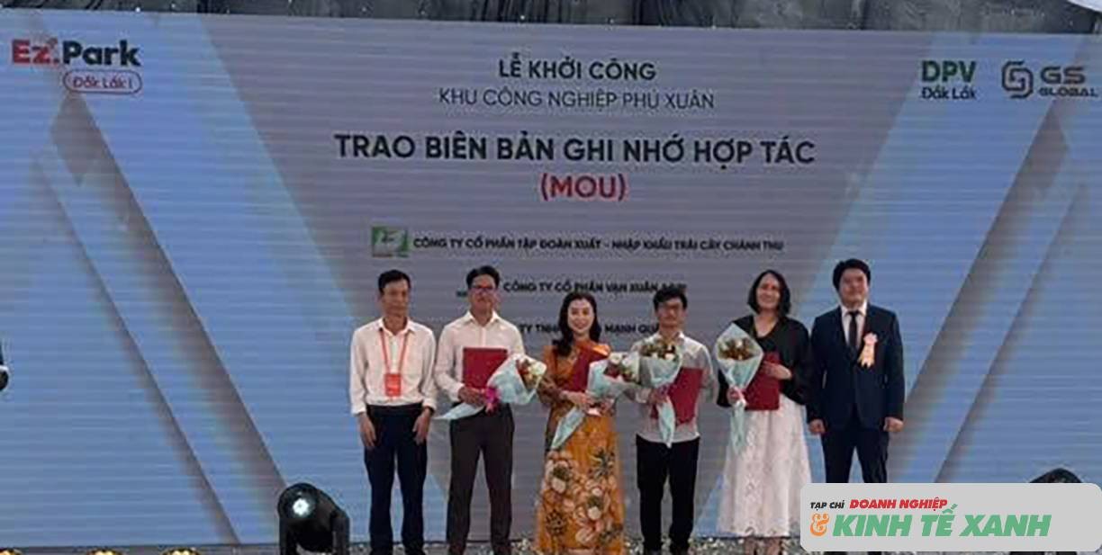 trao-bien-ban-hop-tac-1-1777017394.jpg