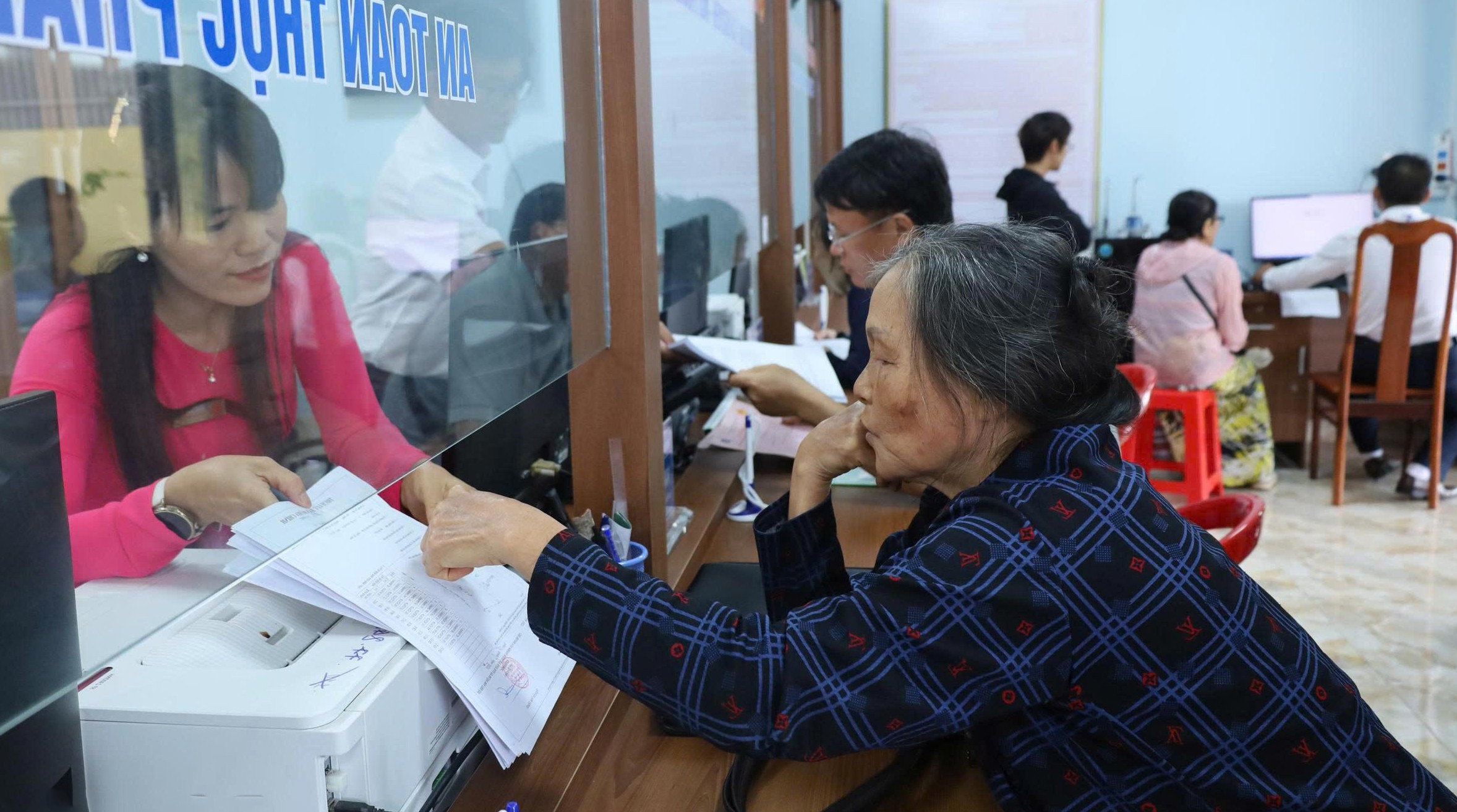 nguoi-dan-phuong-tan-lap-duoc-huong-dan-thuc-hien-thu-tuc-hanh-chinh-1780479739.jpg