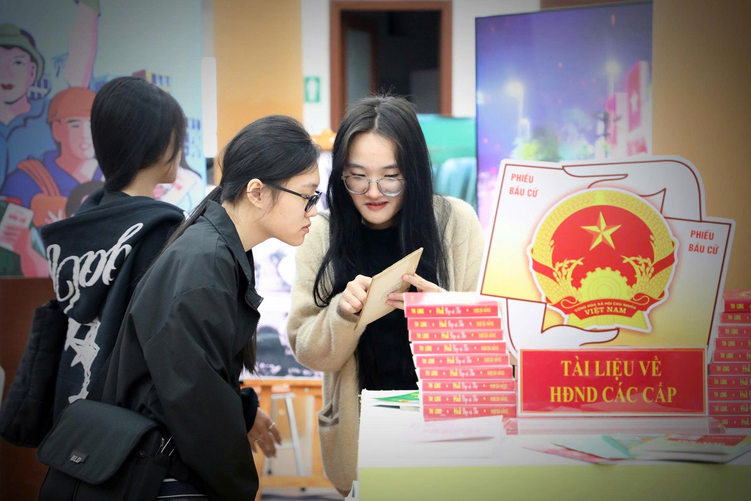 Hàng trăm hình ảnh, tài liệu về bầu cử được trưng bày tại Thư viện TP Huế