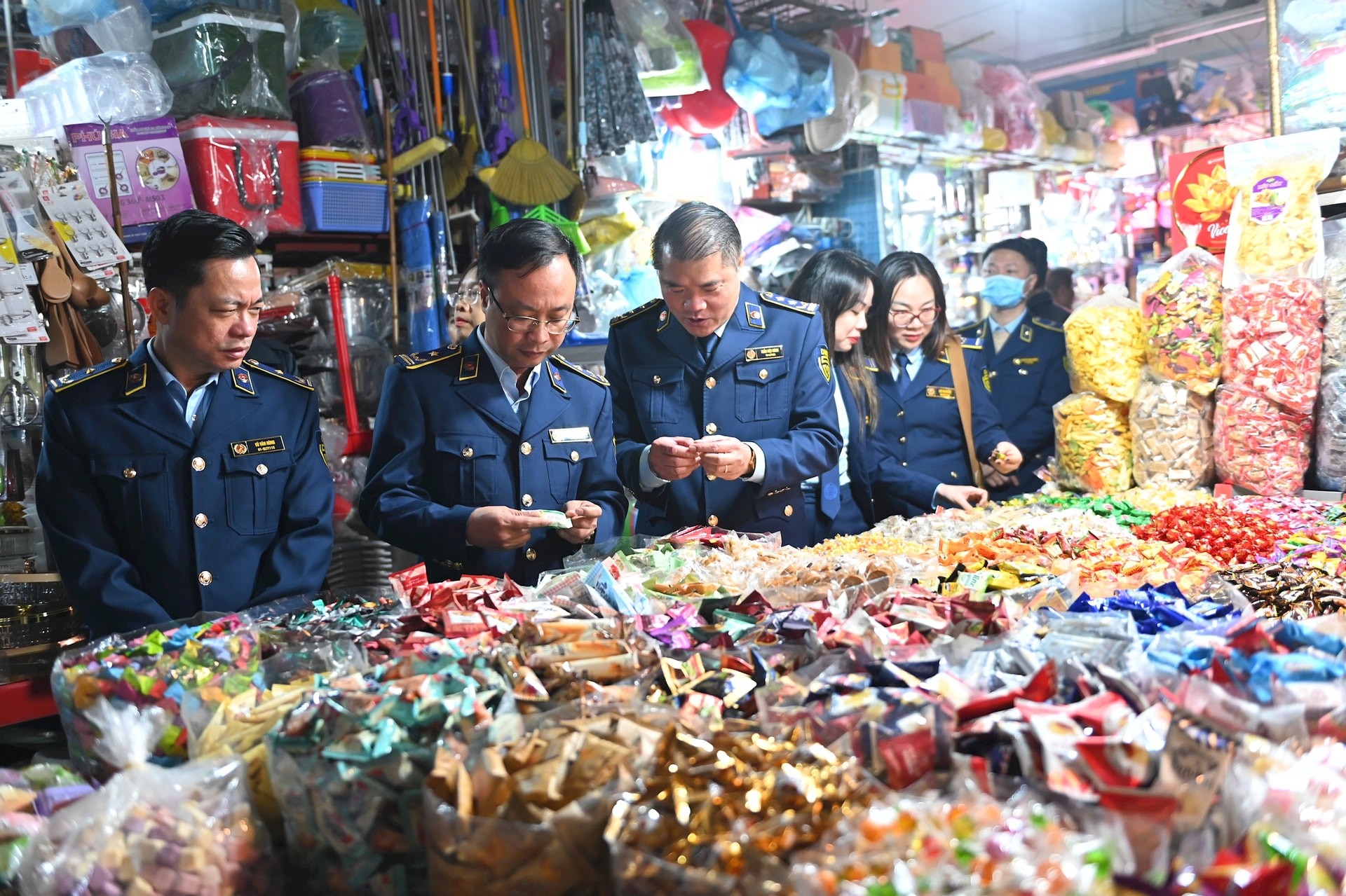 luc-luong-chuc-nang-kiem-tra-hang-hoa-tai-cho-ha-dong-1771675583-1771861567-1772103959-1772263794.jpg