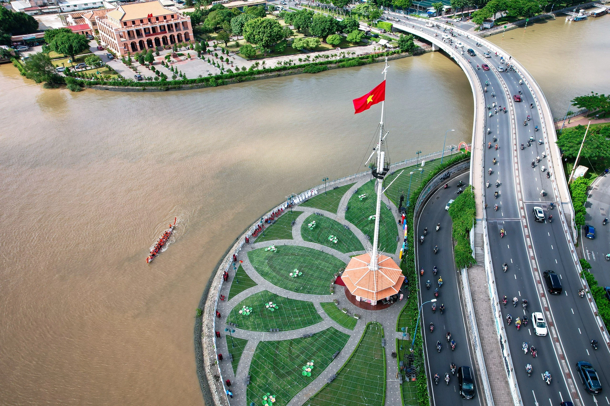 tphcm-kien-dinh-tang-truong-xanh-1776499483.webp