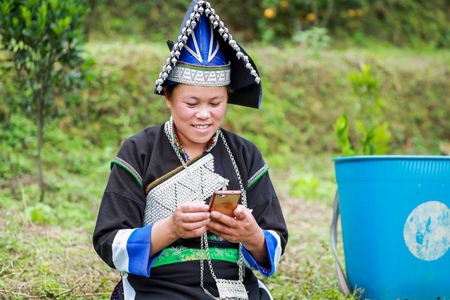 chuyen-doi-so-vung-kho-khan-400000-ho-ngheo-can-ngheo-se-duoc-ho-tro-dien-thoai-thong-minh-1777790598.webp