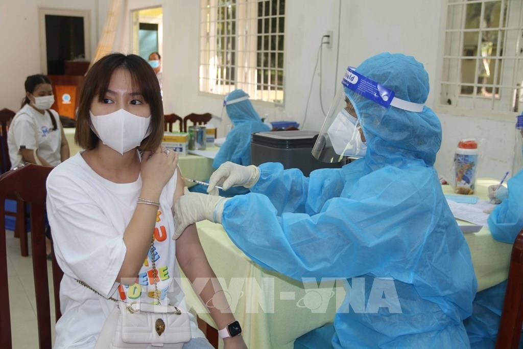 144709-covid-19-tra-vinh-to-chuc-tiem-vaccine-cho-sinh-vien-hoc-tap-tai-cac-truong-ngoai-tinh-1634209495.jpg