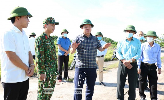 dong-chi-nguyen-khac-than-pho-bi-thu-tinh-uy-chu-tich-ubnd-tinh-kiem-tra-chi-dao-cong-tac-thu-hoach-lua-mua-tai-cac-huyen-kien-xuong-va-thai-thuy-18424112102021-1634276806.jpg