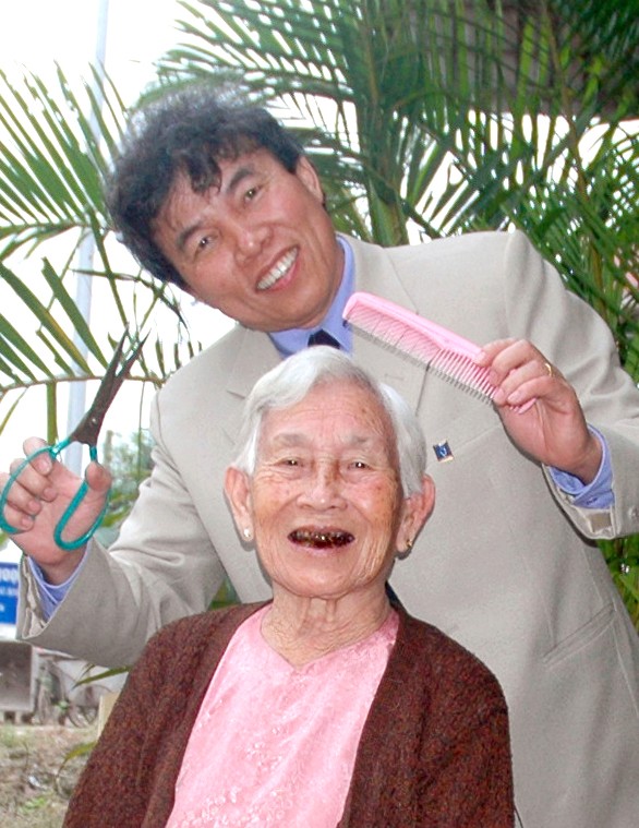 nha-tho-bui-quang-thanh-va-me-cua-minh-1644289392.jpg