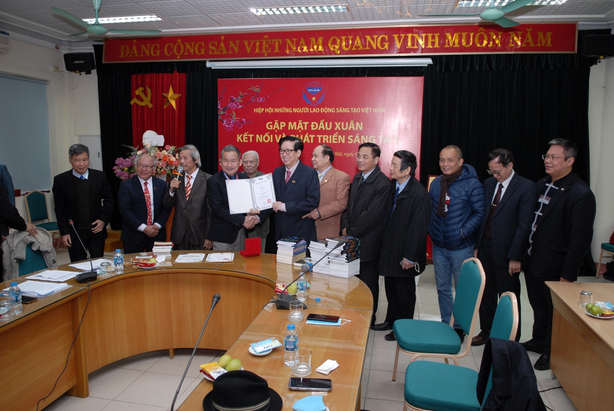 trao-chung-nhan-1644803974.jpg