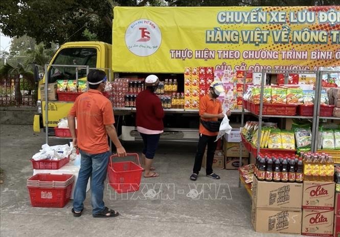 vna-potal-an-giang-dua-hang-tram-chuyen-xe-hang-viet-ve-nong-thon-stand-1646396063.jpeg