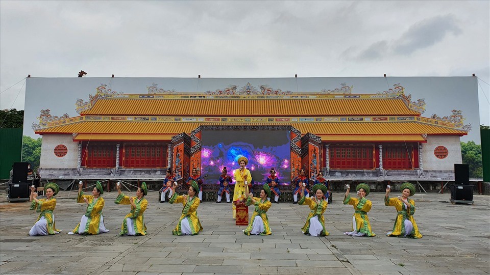 bieu-dien-nha-nhac-cung-dinh-hue-trong-dai-noi-hue-1647400288.jpg