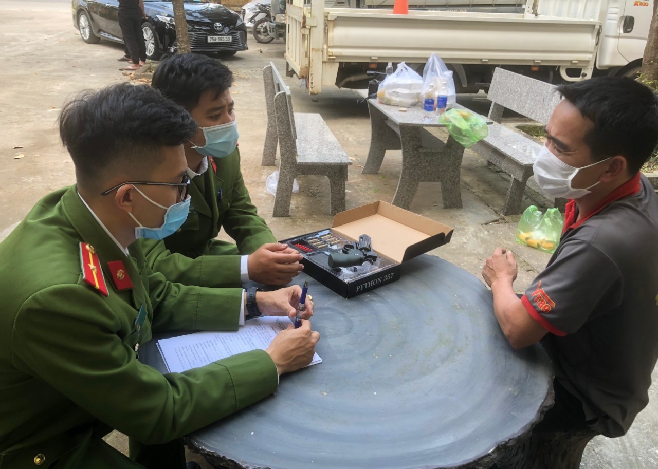 dinhdoi-canh-sat-kinh-te-thanh-pho-hue-lam-viec-voi-tai-xe-tran-dinh-vuong-1647502509.jpg
