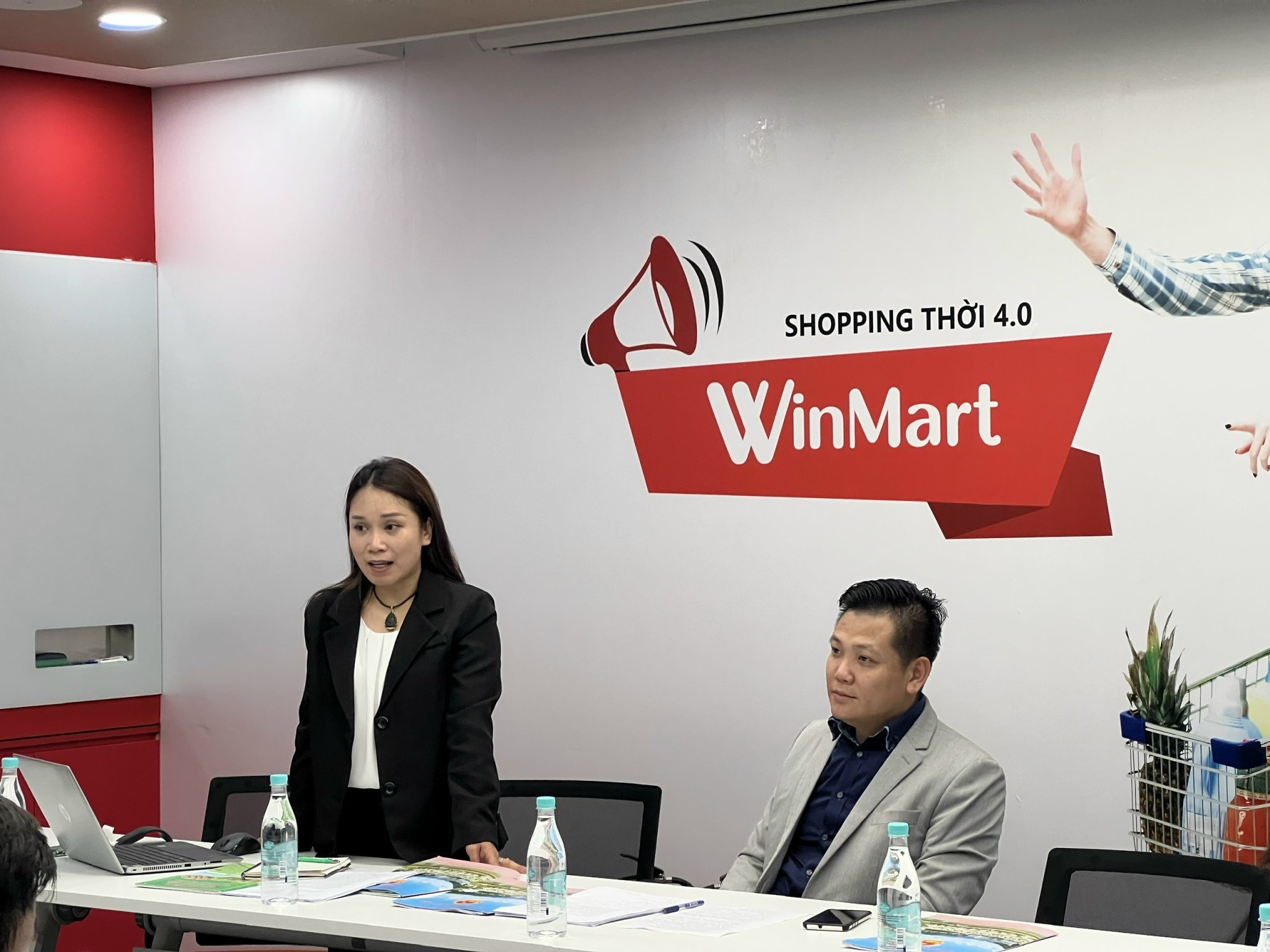 ba-pham-huyen-trang-truong-phong-mua-hang-tuoi-song-cap-cao-he-thong-winmart-winmart-1648800212.jpg