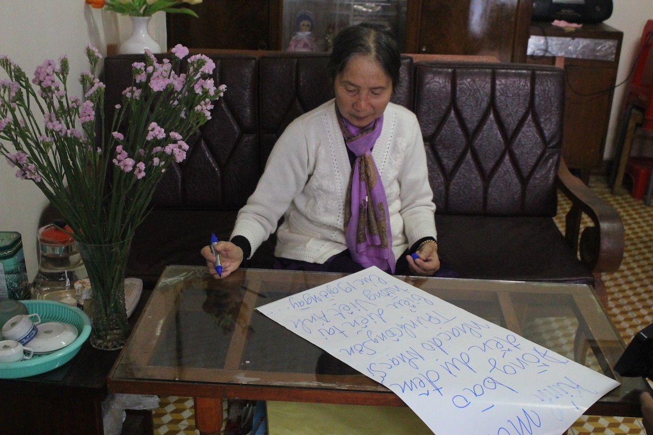 ba-cao-thi-que-huong-ghi-lai-to-rao-moi-moi-nguoi-den-nghe-tcs-hat-o-truong-viet-anh-15454-1649228316.JPG
