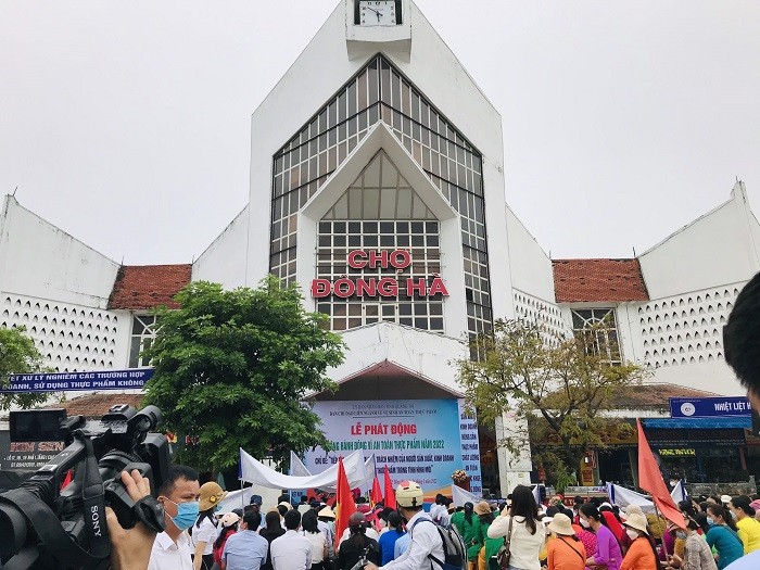 dong-dao-ho-dan-tham-du-1650192684.jpg