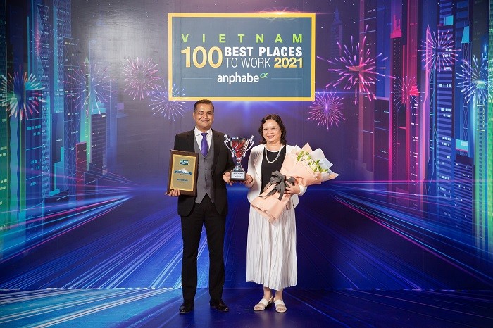 ong-binu-jacob-tong-giam-doc-va-ba-truong-bich-dao-giam-doc-nhan-su-cong-ty-nestle-viet-nam-nhan-bang-khen-va-cup-1650680554.jpg