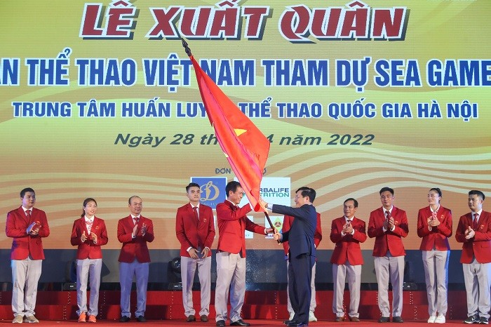pho-thu-tuong-trao-co-cho-doan-the-thao-viet-nam-1651233818.jpg