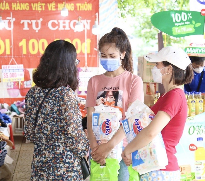 chi-nguyen-thi-lieu-va-nguyen-thi-duyen-vui-mung-khi-nhan-qua-tu-nutifood-1652088546.jpg