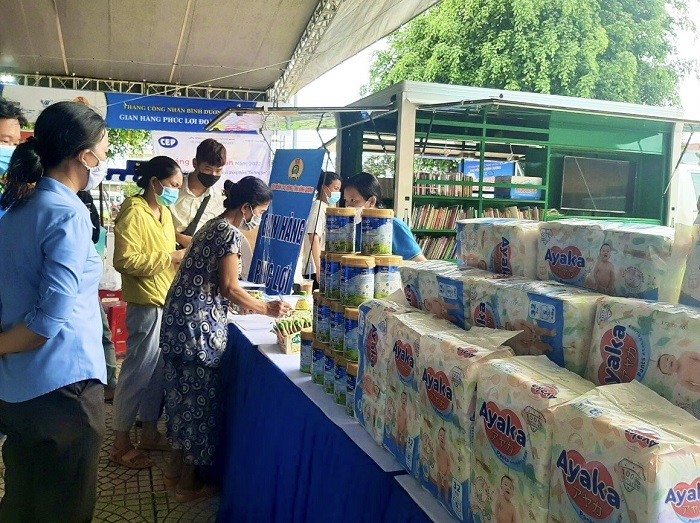 hang-ngan-cong-nhan-den-nhan-sua-va-ta-cua-nutifood-tai-gian-hang-phuc-loi-0d-do-lien-doan-lao-dong-tinh-binh-duong-to-chuc-1652088546.jpg