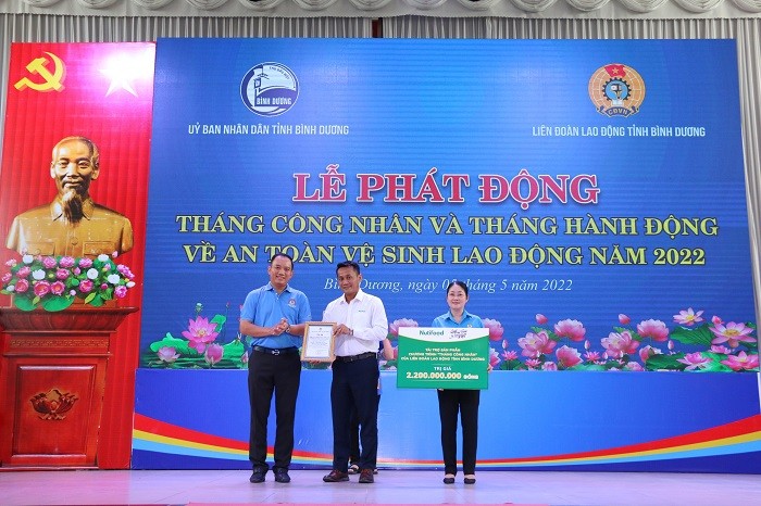 ong-vo-anh-huy-giam-doc-nha-may-nutifood-binh-duong-trao-bang-qua-tang-tuong-trung-cho-ba-nguyen-kim-loan-chu-tich-lien-doan-lao-dong-tinh-binh-duong-1652088546.jpg