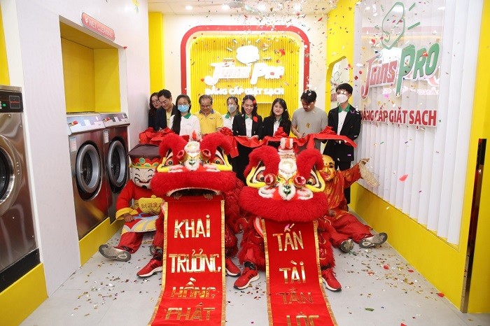 khai-truong-cua-hang-giat-la2-1652344010.jpg