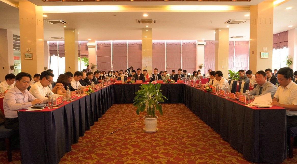 toan-canh-hoi-nghi-1652845423.jpg