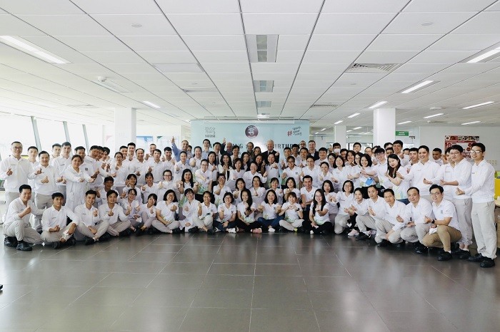 can-bo-cong-nhan-vien-nha-may-nestle-bong-sen-chup-hinh-ky-niem-cung-cac-quan-khach-nhan-dip-ky-niem-5-nam-nha-may-chinh-thuc-hoat-dong-1652948798.jpg