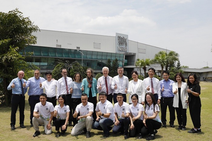 dai-su-thuy-sy-tai-viet-nam-cung-cac-quan-khach-va-can-bo-cong-nhien-vien-nestle-viet-nam-va-nestle-bong-sen-tai-khuon-vien-nha-may-1652948798.jpg