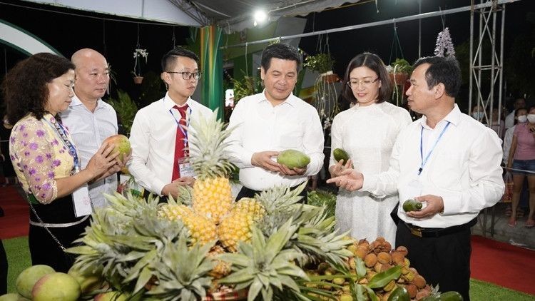 bo-truong-nguyen-hong-dien-festive-trai-cay-1654562260.jpg