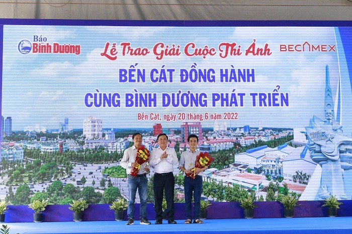 ong-le-minh-tung-trao-giai-cho-2-tac-gia-1655724095.jpg