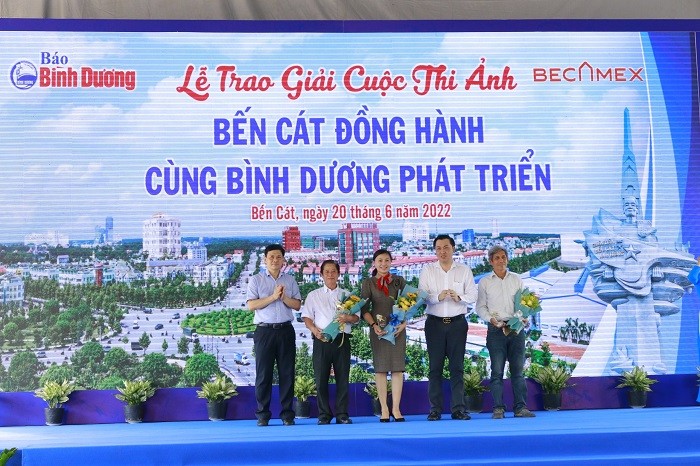 trao-giai-tac-gia-dat-giai-nhi-1655724141.jpg