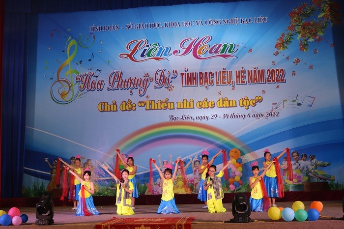 lien-hoan-tieng-hat-2-1656635617.jpg