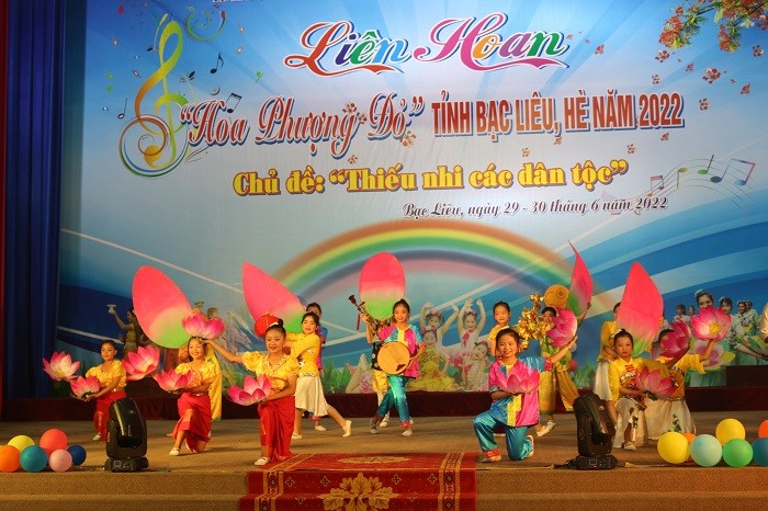 lien-hoan-tieng-hat-3-1656635638.jpg