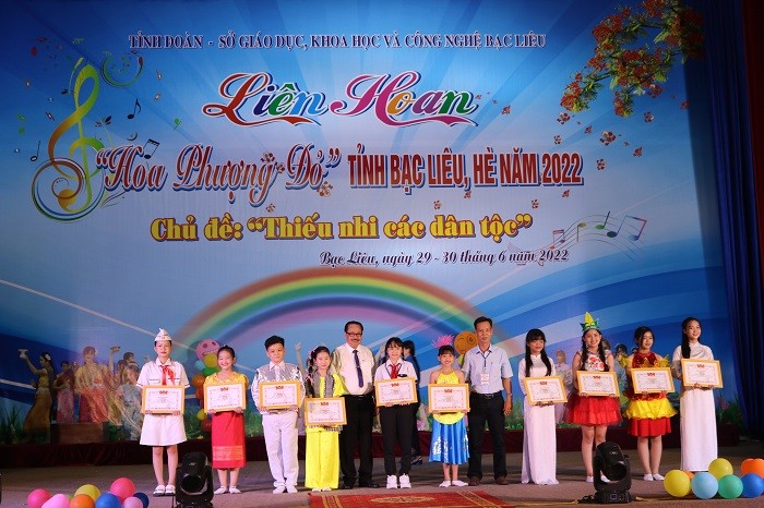lien-hoan-tieng-hat-6-1656635679.jpg