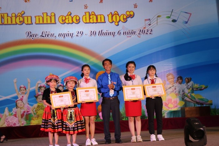lien-hoan-tieng-hat-7-1656635692.jpg