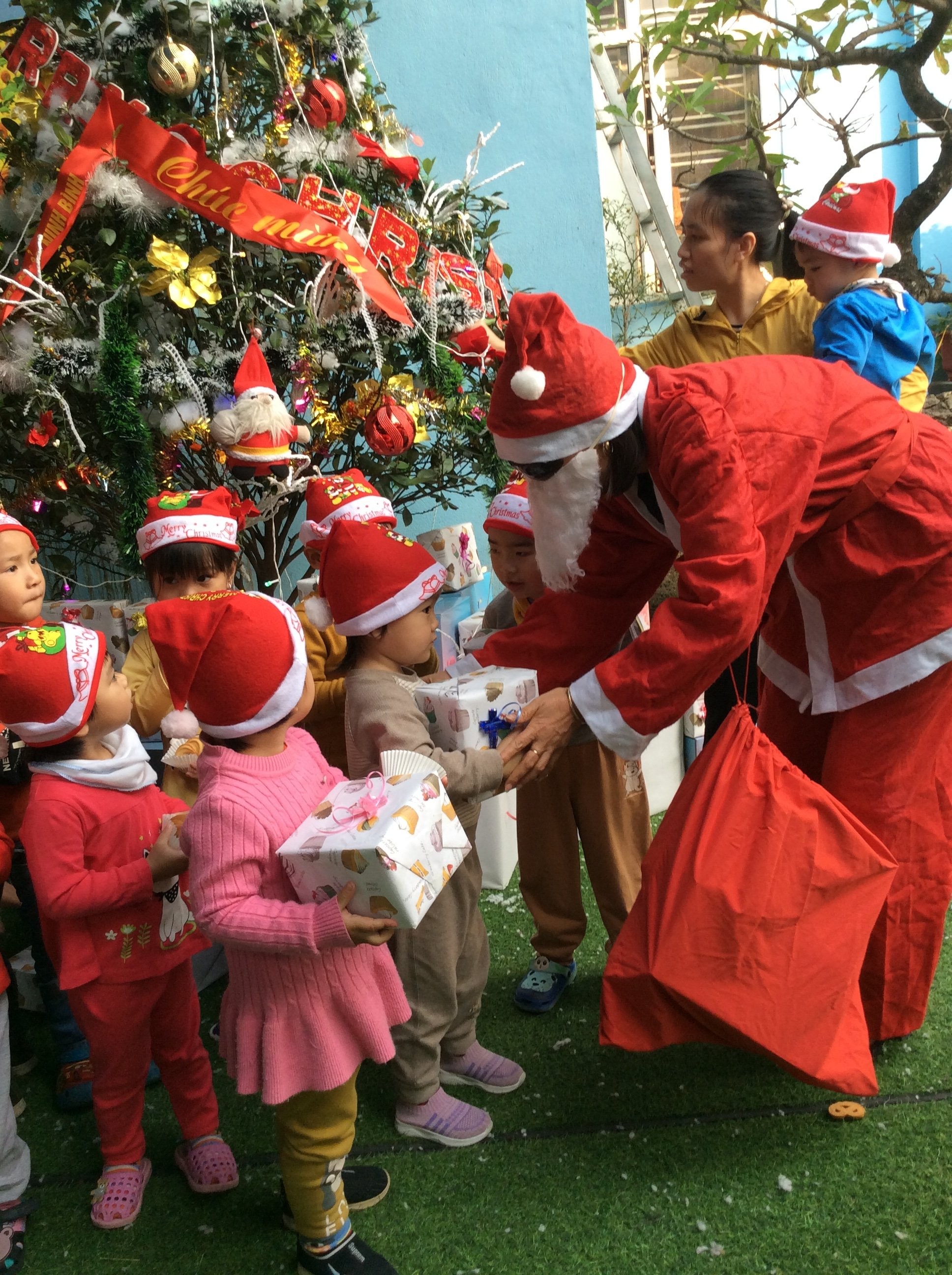 su-kien-noel-2021-tang-qua-cho-con-em-cong-nhan-may-nb-1-1659402880.jpg