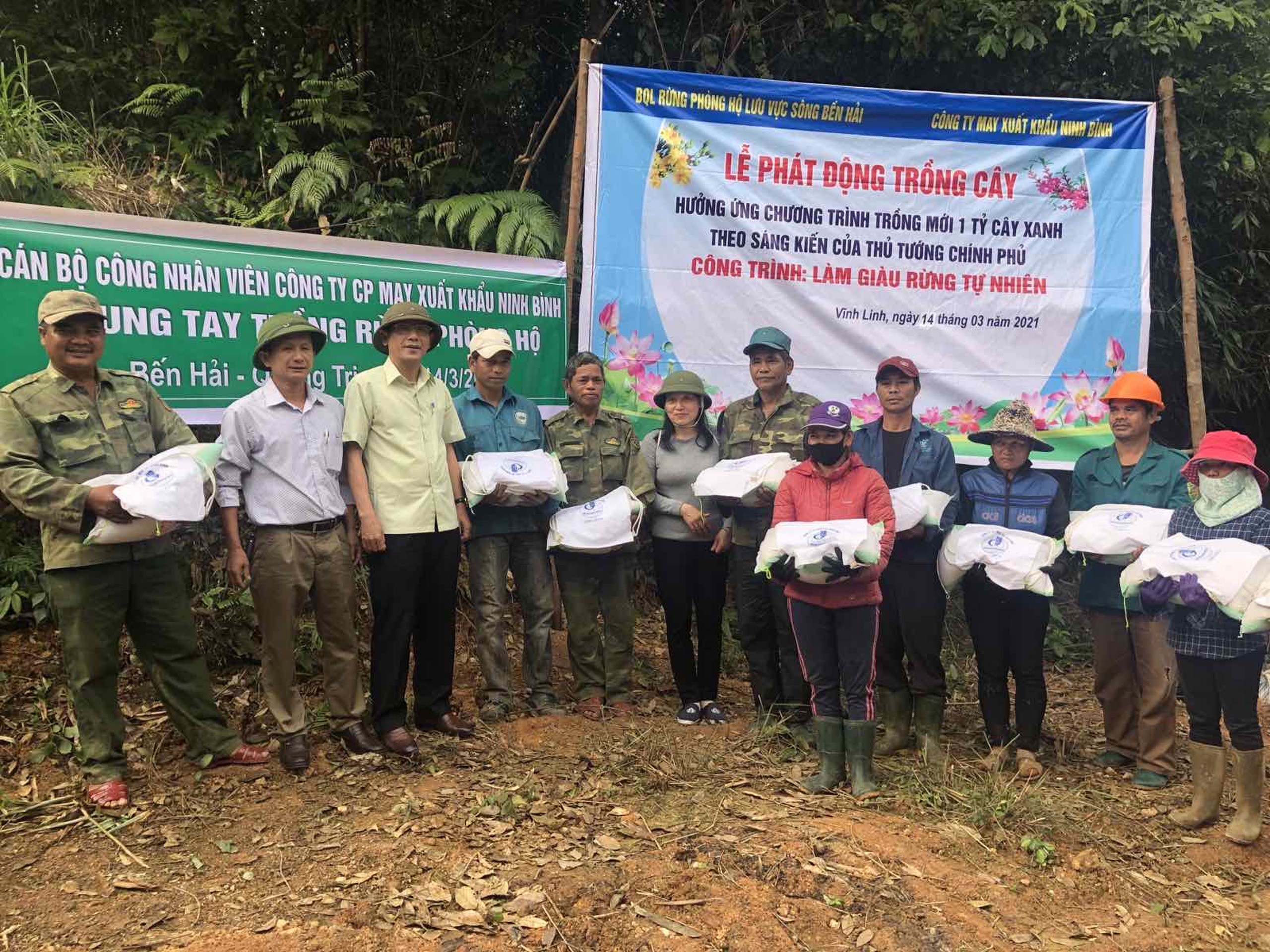 ba-pham-thi-lan-huong-giua-di-trong-cay-tai-mien-trung-nam-2021-1659668775.jpg