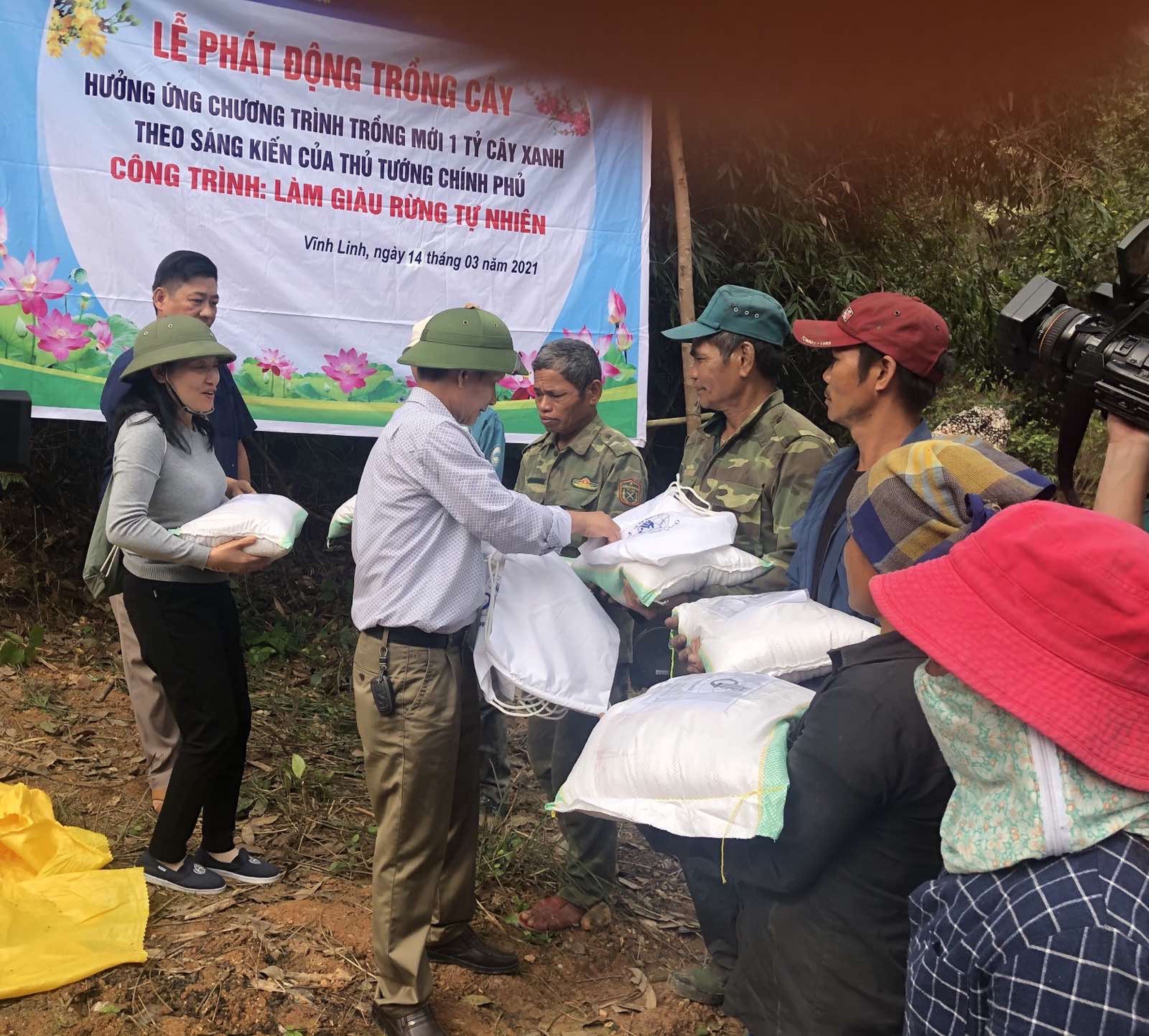 ba-pham-thi-lan-huong-trong-cay-gay-rung-tai-mien-trung-cung-anh-chi-em-cong-ty-1-1659668774.jpg