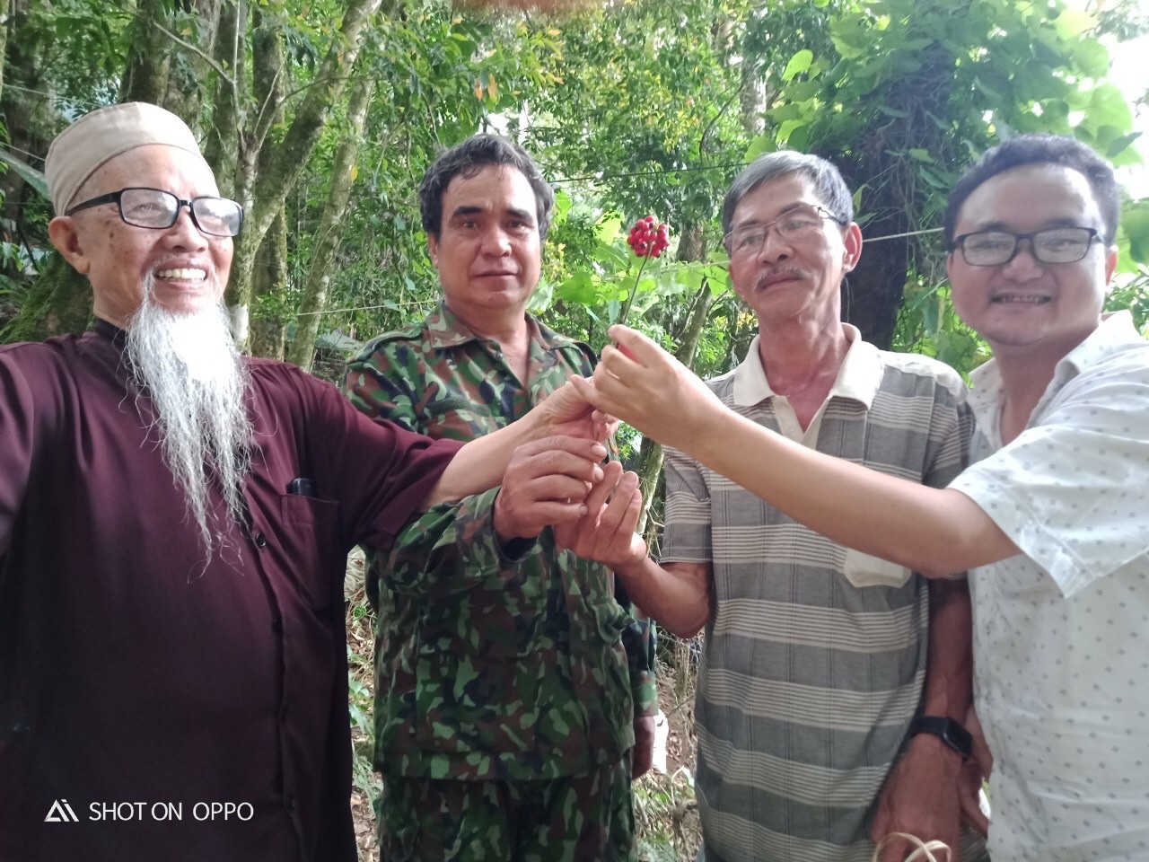 nguyen-dinh-canh-duoc-thay-dao-kim-long-trao-cho-hat-giong-cay-sam-ngoc-linh-1660530025.jpg