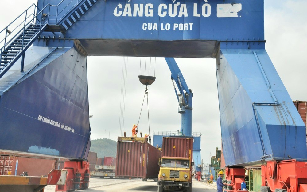 bna-boc-do-hang-tai-cang-cua-lo-anh-thu-huyen-1-7909-1664334635.jpeg