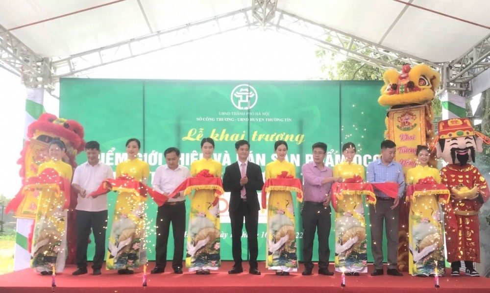 ha-noi-khai-truong-2-diem-gioi-thieu-ban-san-pham-ocop-tai-huyen-thanh-oai-va-thuong-tin-20221015142233-1665884013.jpg