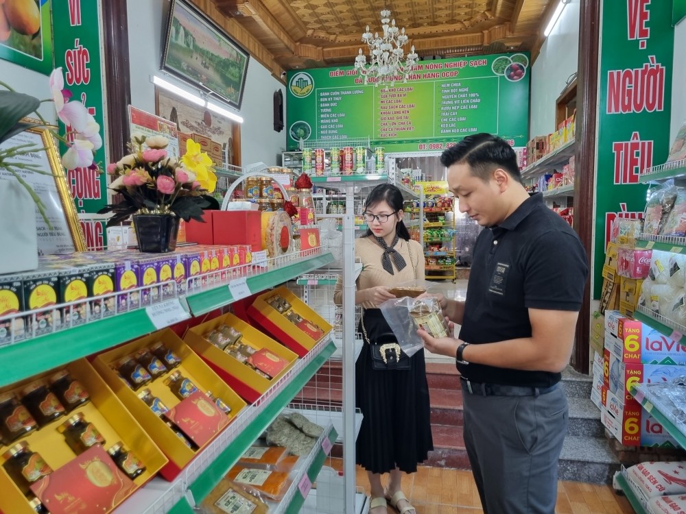 ha-noi-khai-truong-2-diem-gioi-thieu-ban-san-pham-ocop-tai-huyen-thanh-oai-va-thuong-tin-20221015142236-1665884029.jpg