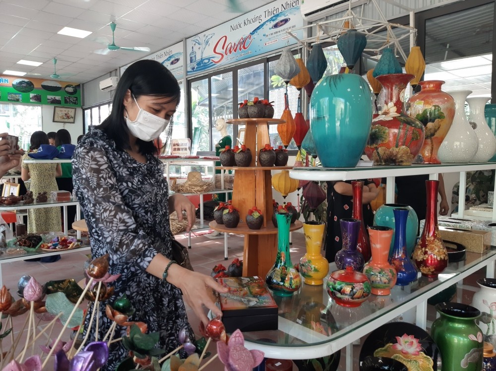 ha-noi-khai-truong-2-diem-gioi-thieu-ban-san-pham-ocop-tai-huyen-thanh-oai-va-thuong-tin-20221015142238-1665884045.jpg