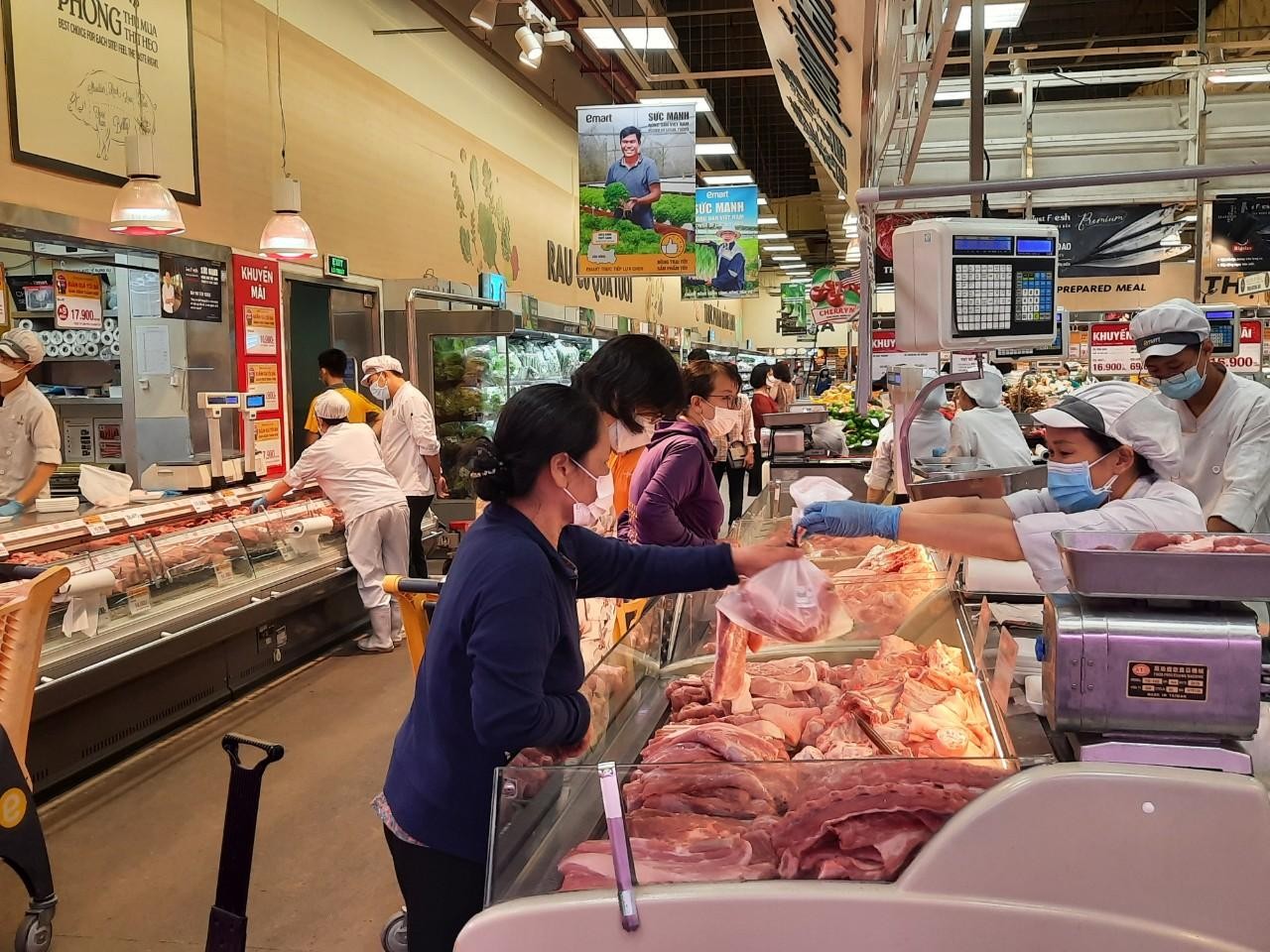 nguoi-dan-mua-sam-sieu-thi-8535-1666345622.jpg