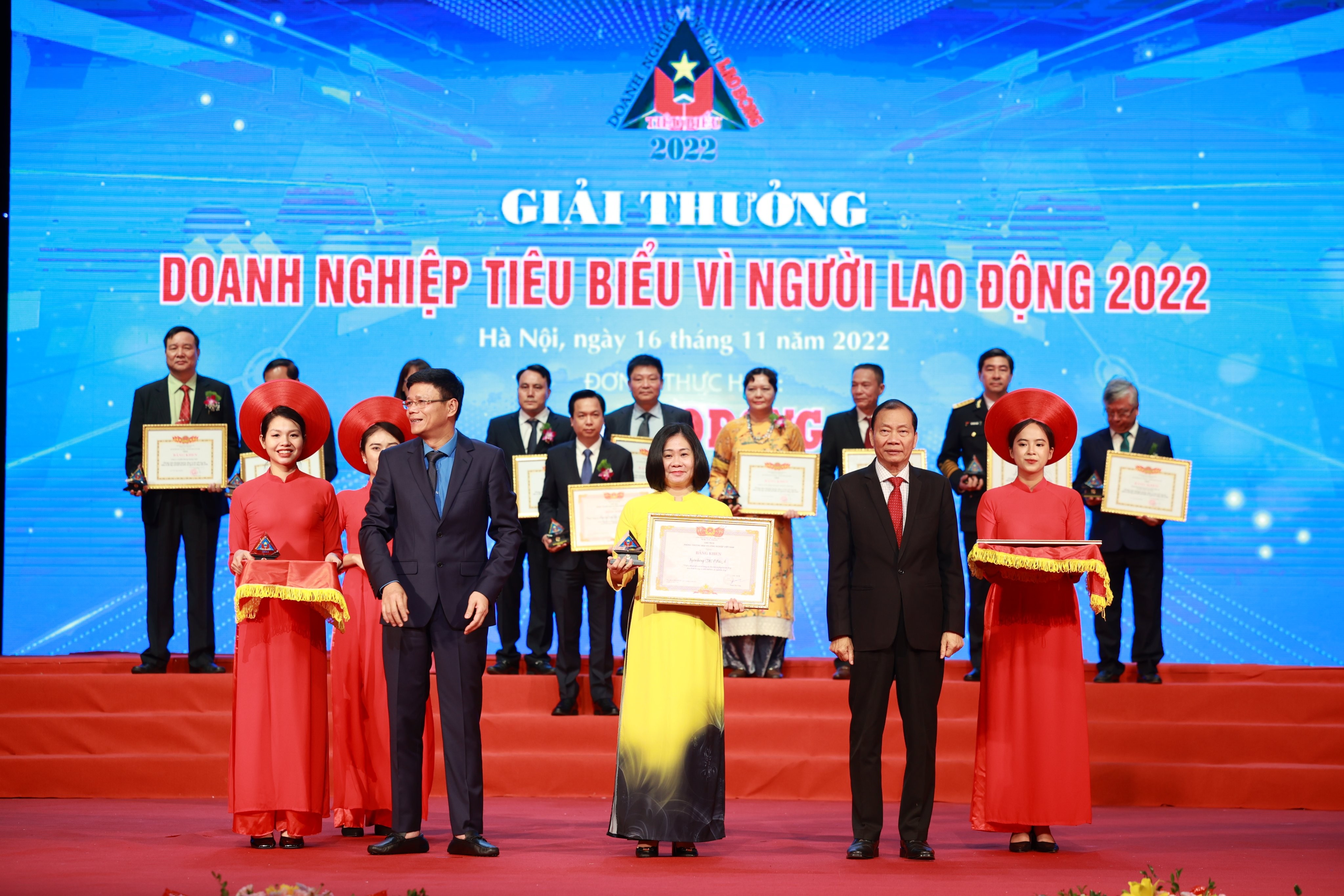 ba-tran-huong-giang-gd-nhan-su-nhan-bang-khen-1668759780.jpg