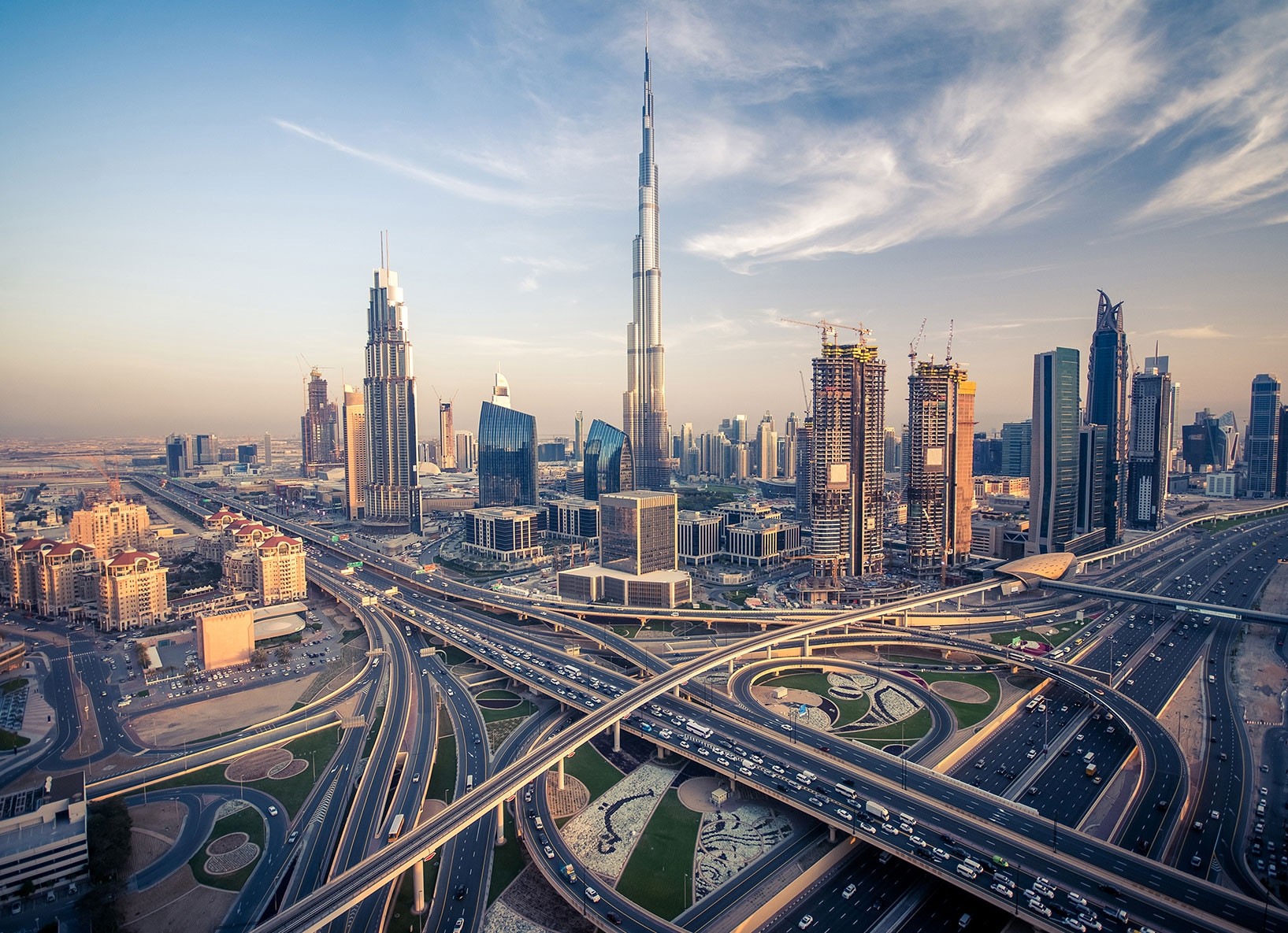 thap-burj-khalifa-bieu-tuong-cua-dubai-co-chieu-cao-nhat-the-gioi-la-8298-m-tri-gia-15-ti-do-la-1669372493.jpg