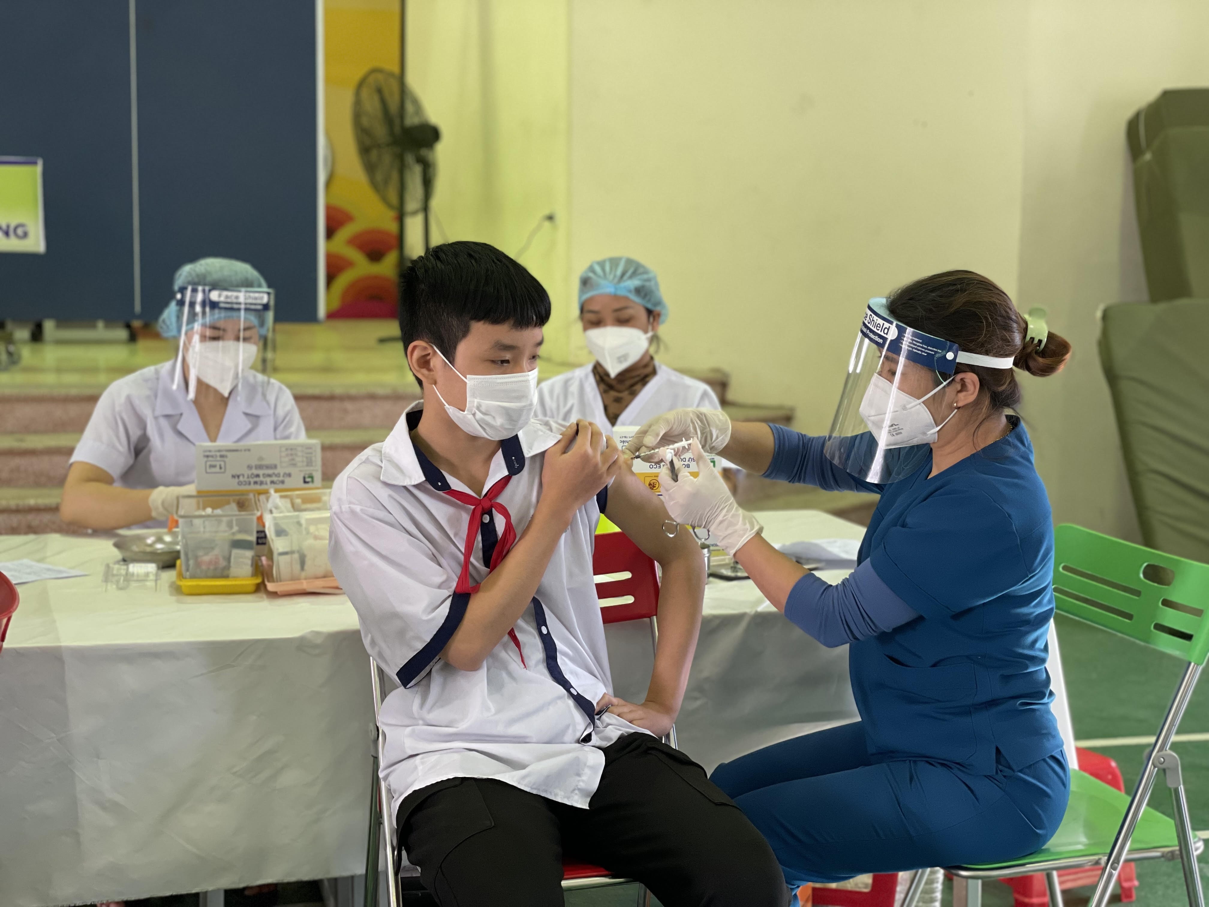 tiem-phong-vacxin-cho-hoc-sinh-1673489534.jpg