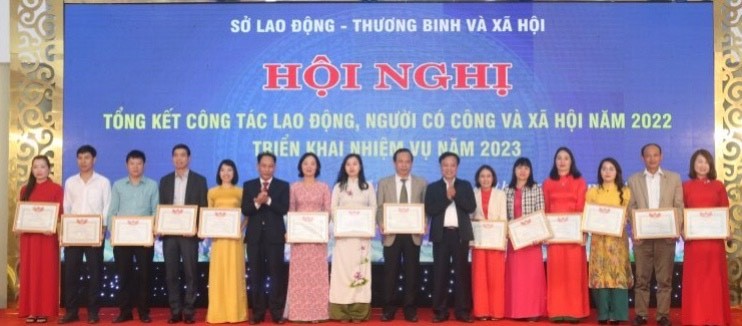 lanh-dao-so-ldtbxh-tang-giay-khen-cua-giam-doc-so-cho-cac-ca-nhan-co-thanh-tich-xuat-sac-trong-cong-tac-lao-dong-nguoi-co-cong-va-xa-hoi-nam-2022-1673758515.jpg