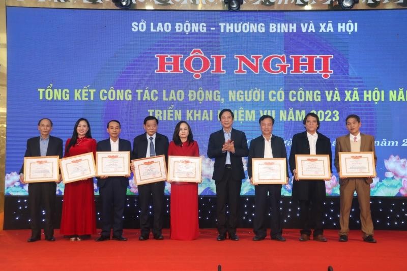 ong-hoang-nam-pho-chu-tich-ubnd-tinh-quang-tri-tang-bang-khen-cho-cac-tap-the-ca-nhan-1673758143.jpg