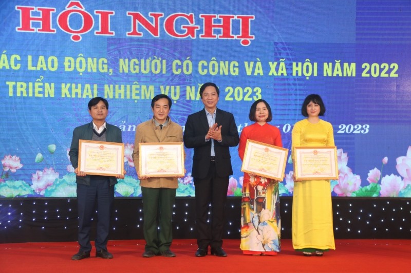 ong-hoang-nam-pho-chu-tich-ubnd-tinh-quang-tri-tang-bang-khen-cua-chu-tich-ubnd-tinh-quang-tri-cho-cac-tap-the-xuat-sac-trong-nam-2022-1673758758.jpg