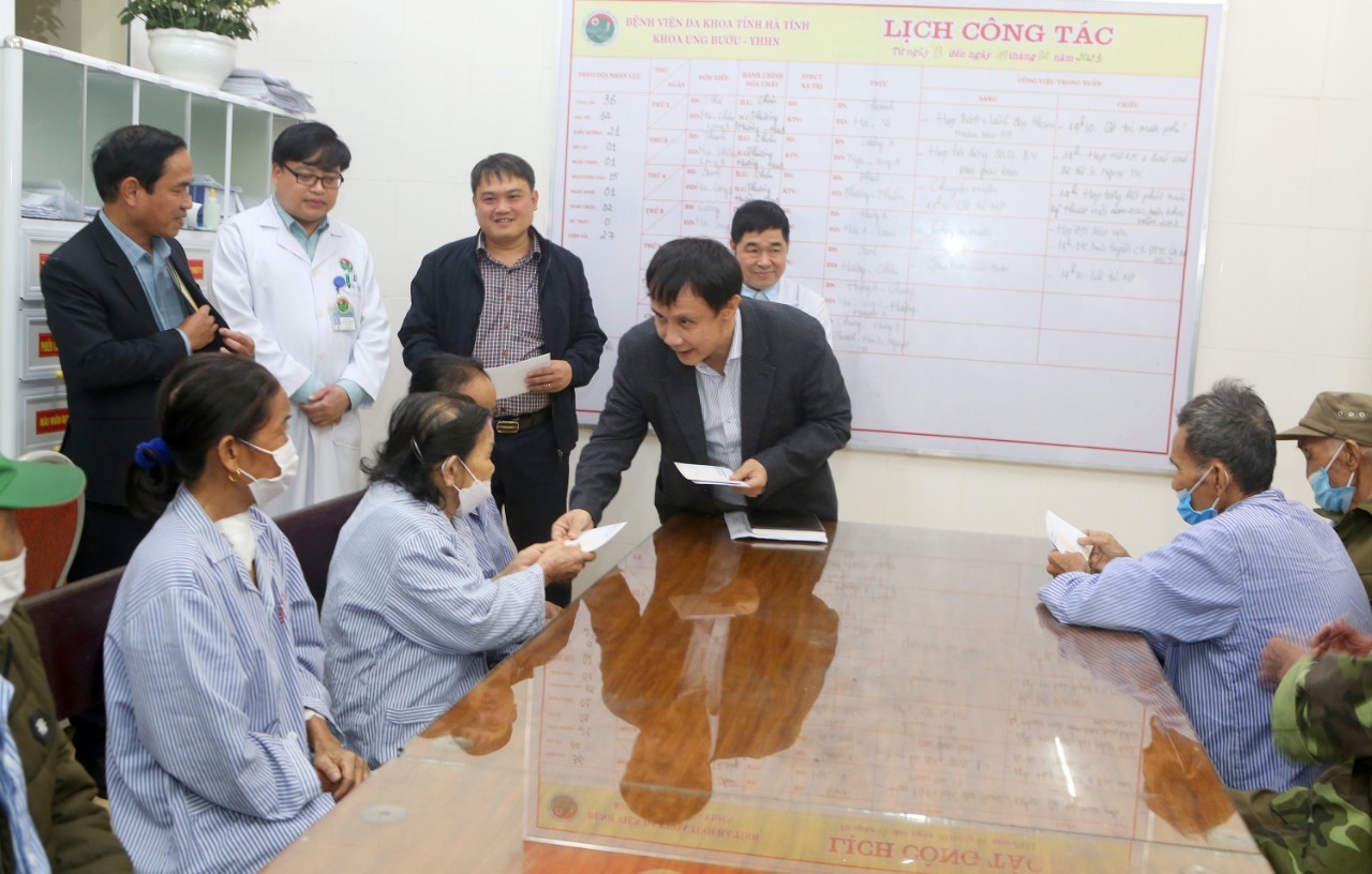 gs-hiep-tang-qua-cho-benh-nhan-1676695996.jpg