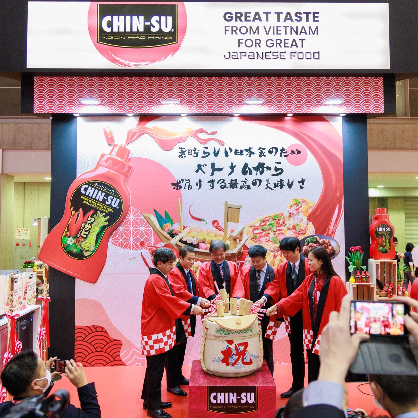 1-dai-dien-masan-consumer-tham-gia-nghi-thuc-dap-ruou-truyen-thong-cua-nguoi-nhat-ban-1678194037.jpg